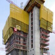 Die Selbstkletterschalung SKE50 plus sorgt bei den vier Aufzugkernen und zwei Treppenhäusern des GEWA-Tower für einen beschleunigten Bauablauf.
<br />
Foto: Doka