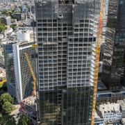 Im Wochentakt geht es beim „Central Business Tower“ in die Höhe, auch dank selbstkletternder Arbeitsplattform SCP von Doka. Copyright: Doka.