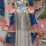 The newly developed Dam formwork D35 with its anchoring tensile force of 350 kN was virtually predestined for the construction of Dam Sarvsfossen. At its base, the concrete arch dam is 6 m to 7 m thick and tapers to 2.5 m at the top.