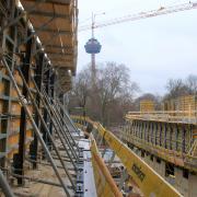 Auch bei einer Neigung von bis zu 9° aus der Waagrechten bieten die GS-geprüften Faltbühnen K jederzeit einen sicheren Arbeitsplatz.
<br />
Foto: Doka