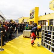 Wie bei der bauma 2016 zählten auch in diesem Jahr die Produkt-Live-Vorführungen mit den aktuellen Weltmeistern und Vize-Weltmeistern im Betonbau (WorldSkills 2017) zu den besonderen Highlights. Bei den diesjährigen Vorführungen kam das neue Schalungssystem DokaXlight zum Einsatz.
<br />

<br />
Foto: Doka Campus_2.jpg
<br />
Copyright: Doka
<br />
