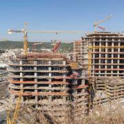 Während der Skyland Office Tower (re.) mit der Doka-Selbstkletterschalung SCP kontinuierlich in die Höhe wächst, hinkt der benachbarte Tower hinterher – er wird mit einem alternativen am Markt erhältlichen System errichtet. Foto: Doka