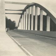Původní most na historické fotografii z doby po dokončení. (Foto z webu <a href=http://www.starybzenec.cz>www.starybzenec.cz</a>, Jindřich Büchler a Starý Bzenec)