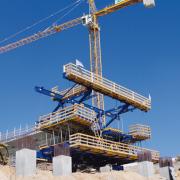 Rundum geschlossene Bühnen auf allen Arbeitsebenen und integrierte Leiternaufstiege sorgen in jeder Bauphase für maximale Arbeitssicherheit.