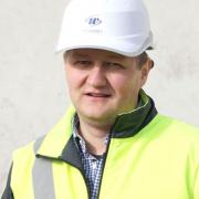 Bmstr. Ing. Daniel Dobretzberger, Bauleiter auf der Baustelle in Geinberg, lobt die einfache Handhabung der Kletterschalung und den raschen Baufortschritt. Foto: Doka