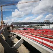 Zugangsrampe Süd zum Münchner Arnulfsteg (im Hintergrund), der 37 Bahngleise überbrückt und künftig den Arnulfpark im Norden mit der Schwanthalerhöhe im Süden verbindet.