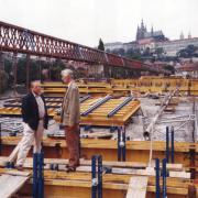 1993: Rekonstrukce Mánesova mostu přinesla velkou výzvu hned po založení společnosti v České Republice. Řada bednicích system zde totiž byla nasazena na našem území poporvé a šlo tak o jednu velkou premiéru.