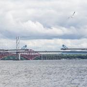 Queensferry Crossing 
<br />

<br />
Na vzhodni obali Škotske v bližini Edinburgha trenutno nastaja najdaljši most s poševnimi vrvmi s 3 piloni.
<br />

<br />
Copyright © Doka
<br />
